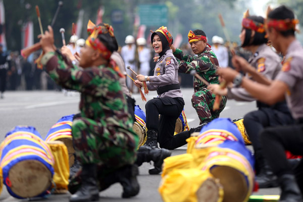  FOTO: Upacara dan Defile Pasukan Warnai HUT Bhayangkara ke-71 di Gasibu Bandung