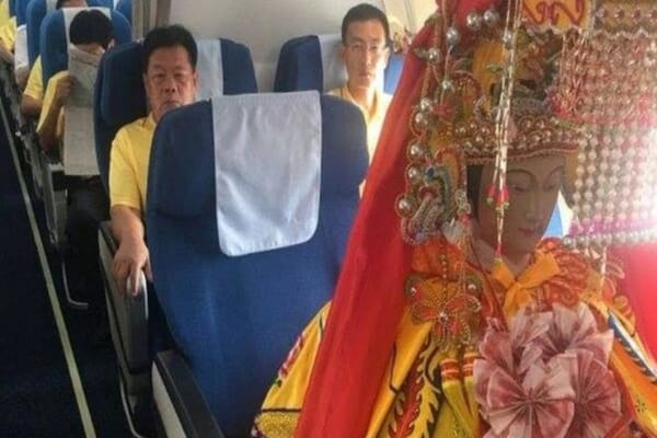  KISAH UNIK, Patung Ini Dibuatkan Paspor, Dibelikan Tiket Pesawat Juga