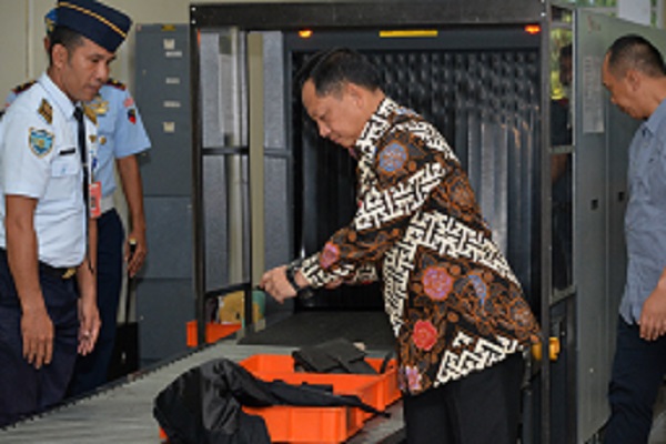  Kapolri Lepas Jam Tangan Ketika Masuk Bandara Manado