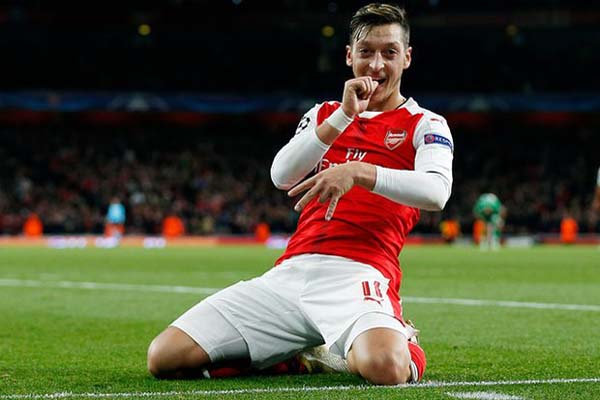  Ozil Sudah Tidak Sabar Duet dengan Lacazette