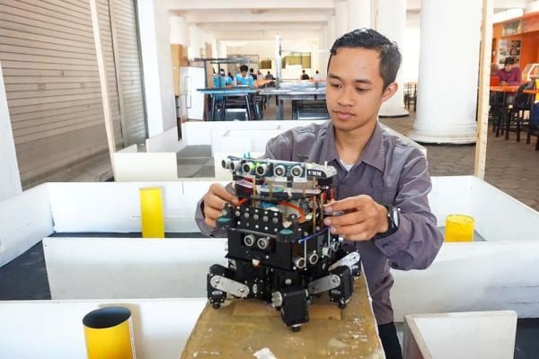  Mahasiswa UMM Kantongi Juara II Robot Pemadam Api