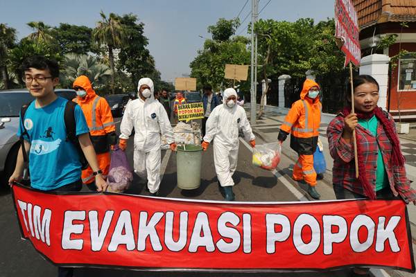  Limbah Sungai di Surabaya Dipenuhi Popok Bayi