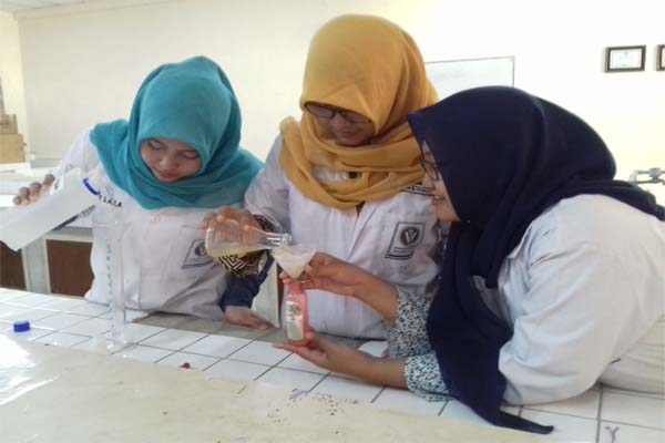  Mahasiswa Unair Produksi  Hand Sanitizer dari Daun Kersen