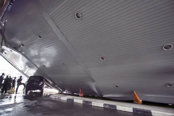  Atap Pelabuhan Internasional Harbourbay Batam Roboh
