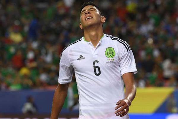 Pemain Meksiko Edson Alvarez frustrasi setelah gagal memaksimalkan peluang di depan gawang Jamaika./ESPN
