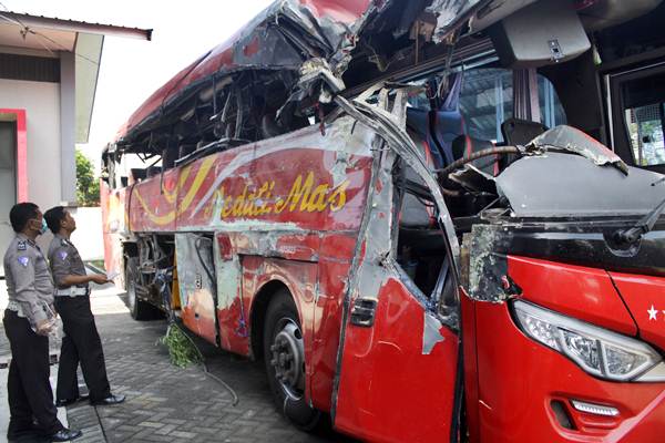  Tabrakan Maut Bus Medali Mas dan Truk di Probolinggo