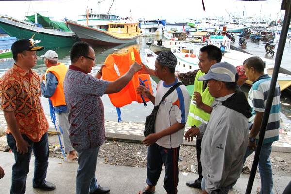  Pelindo IV Bagi-bagi Jaket Keselamatan