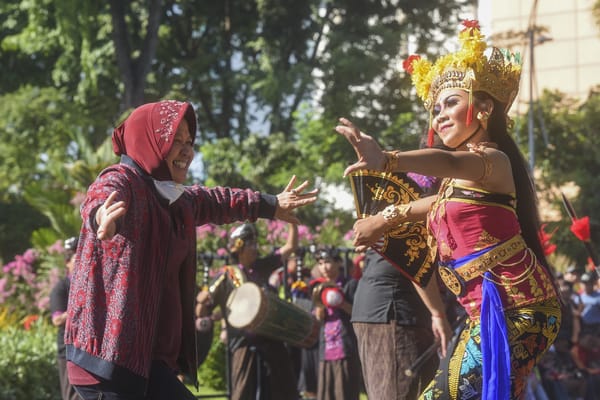  Wali Kota Risma Mendadak Diajak Menari Bali...