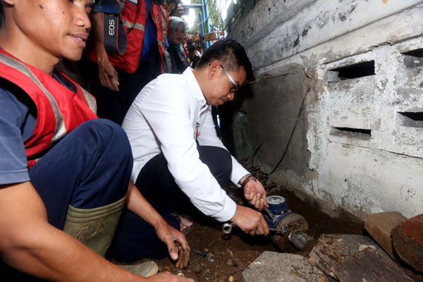  FOTO: Nunggak Puluhan Juta, PDAM Tirtawening Putus Instalasi Air 12 Sambungan Langganan di Bandung