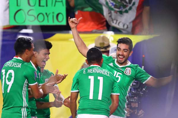 Para pemain Meksiko bersuka cita selepas menjebol gawang Honduras/Reuters