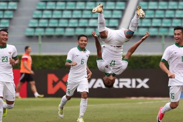 Pemain Timnas U-22 Indonesia Saadil Ramdani salto usai mencetak gol ke gawang Mongolia saat Indonesia menang 7-0 di kaulifikasi Piala Asia U-23 - AFC.com