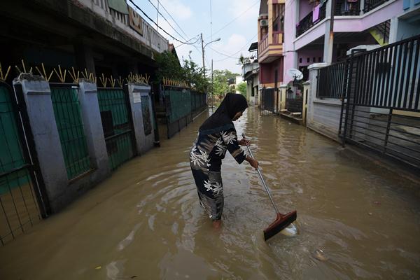  Kali Pesanggrahan Meluap, Pondok Pinang Tergenang