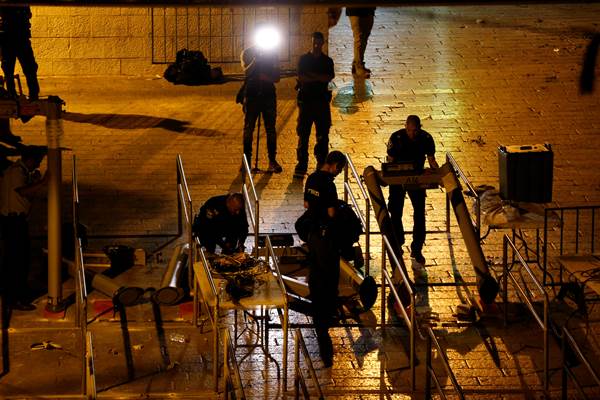  ISRAEL VS PALESTINA : Israel Bongkar Detektor Logam di Pintu Al-Aqsa