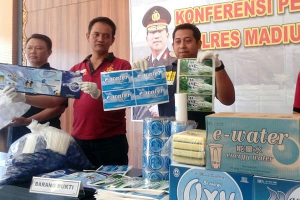  Pabrik Air Minum Kemasan Ilegal Digerebek Kepolisian Madiun