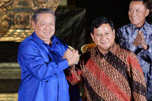 Ketua Umum Partai Demokrat Susilo Bambang Yudhoyono (kiri) melakukan salam komando dengan Ketua Umum Partai Gerindra Prabowo Subianto (kanan) seusai mengadakan pertemuan tertutup di Puri Cikeas, Bogor, Jawa Barat, Kamis (27/7)./ANTARA-Kiki