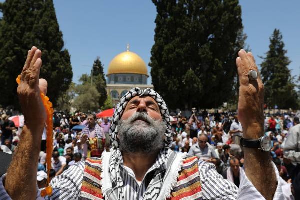 Seorang pria muslim berdoa saat salat Jumat di lapangan yang dikenal Muslim sebagai Noble Sanctuary (Dome of the Rock) dan bagi orang Yahudi dikenal sebagai Temple Mount di Kota Tua Yerusalem, Jumat (16/6/2017)./Reuters