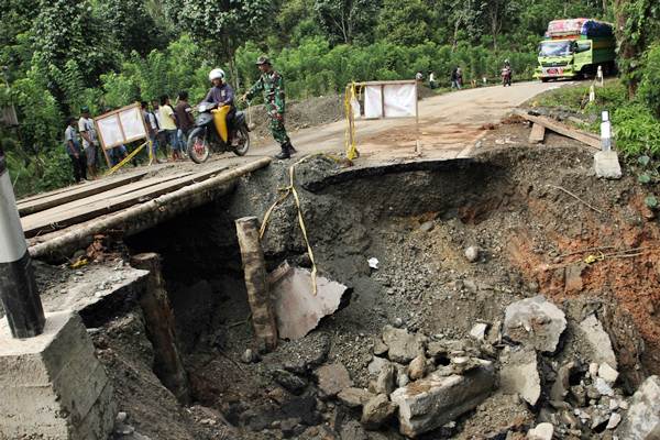  Jalur Trans Sulawesi Lumpuh