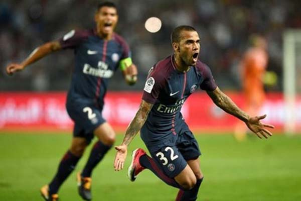  Dani Alves Antar PSG Rebut Trofi Piala Super Prancis