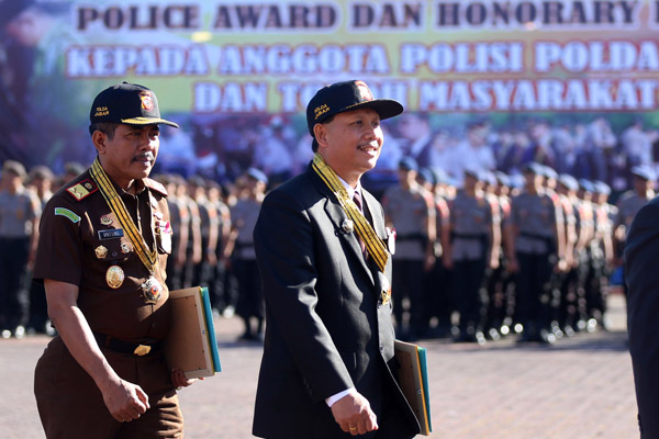  FOTO: Sekda Iwa Karniwa Terima Penghargaan Honorary Police Dari Kapolda