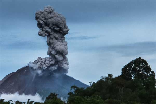  Status Gunung Sinabung Masih Awas. Awan Panas Meluncur ke Tenggara Timur