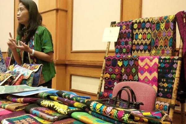  Masyarakat Bali Terus Didorong Menggunakan Kain Endek