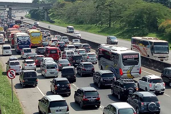  REKAYASA LALU LINTAS : BPTJ Bakal Batasi Truk di Tol Cawang-Cikampek