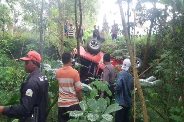  Jeep Wisata Lava Tour Merapi Masuk Jurang