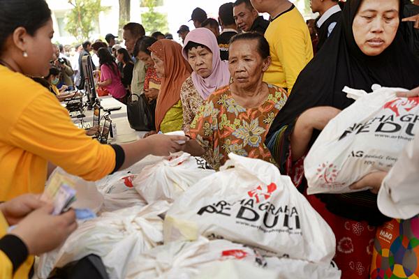  Pemprov DKI Siap Jual 300.000 Paket Sembako Murah