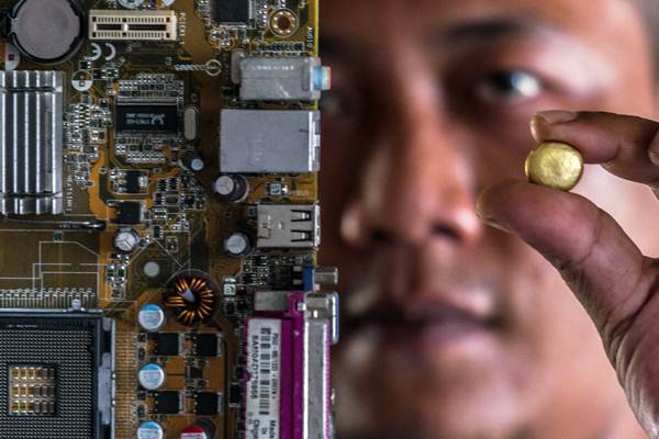  Emas Hasil Peleburan Limbah Papan Sirkuit Elektronik