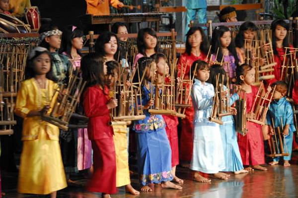  Wah, Angklung Dikagumi Pelajar Asing di Kejuaraan Debat Sedunia