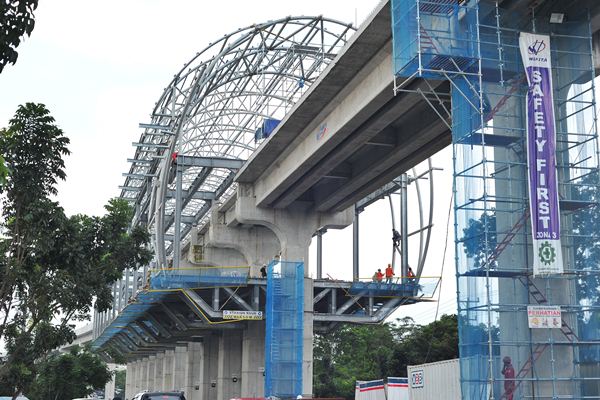 Pekerja mengerjakan pembangunan stasiun light rail transit (LRT) atau kereta api ringan di salah satu zona pembangunan di Palembang, Sumsel, Senin (17/4)./Antara-Feny Selly