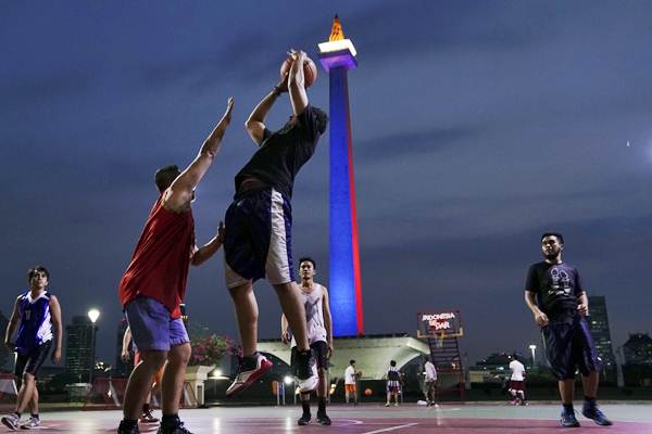  Tugu Monas Dihiasi Sorot Lampu Warna ASEAN