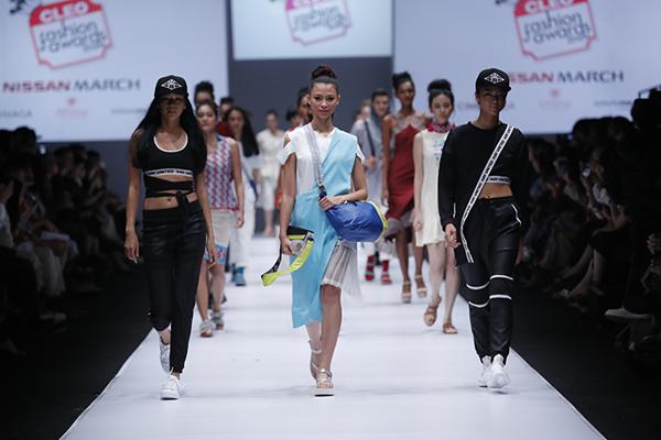  12 Perancang Indonesia dan Singapura Tampilkan Koleksinya di RI Sing Fashion 2017