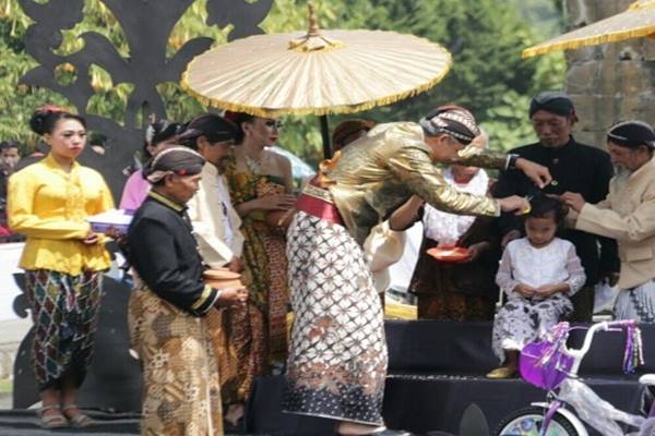  Dieng Culture Festival 2017 : Ganjar Pranowo Cukur Anak Gembel