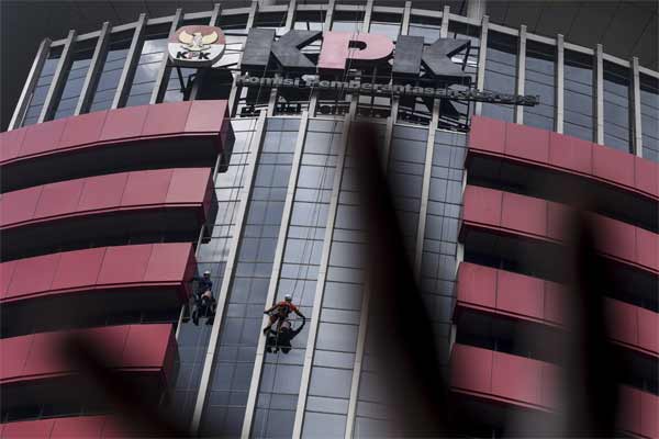  EDITORIAL : Mendukung Pemidanaan Korporasi Pelaku Korupsi