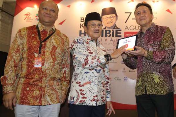 Jumpa pers Indonesia Bekraf Habibie Festival 2017 (dari kiri ke kanan) Pendiri dan Ketua Gerakan Berkarya!Indonesia Ilham Akbar Habibie, mantan Presiden RI B.J. Habibie, dan Kepala Bekraf Triawan Munaf/Bisnis.com-Agne Yasa Damanik