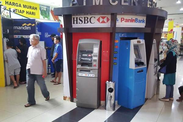 Nasabah mengambil uang tunai di anjungan tunai mandiri, di Jakarta, Sabtu (10/6)./JIBI-Endang Muchtar