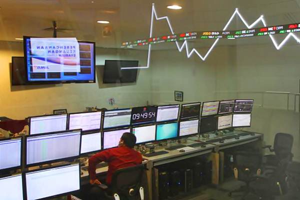 Karyawan memantau perkembangan indeks harga saham gabungan (IHSG), di galeri Bursa Efek Indonesia, Jakarta, Kamis (4/5)./JIBI-Endang Muchtar
