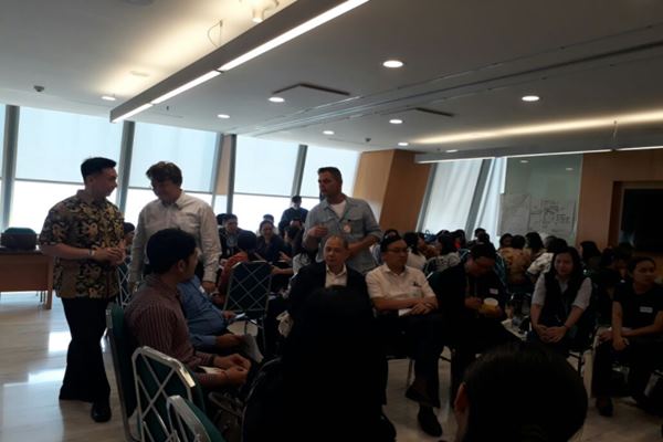 Direktur bidang Kerja Sama Internasional Ciputra Entrepreneurship Center (CEC) Ivan A. Sandjaja(berdiri kiri) berbincang dengan Johannes Lindner./.Bisnis-Linda T. Silitonga 