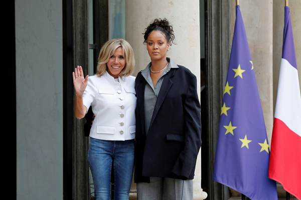 Ibu Negara Prancis Brigitte Macron dan penyanyi Rihanna yang juga pendiri Clara Lionel Foundation, di  Istana Presiden Prancis Elysee Palace, 26 Juli 2017./Reuters