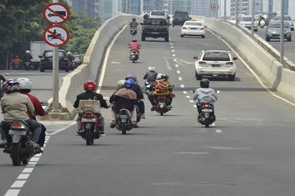 Jalan Layang Non Tol Casablanca Jakarta dilintasi sepeda motor/ANTARA