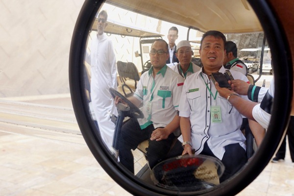Kepala Daerah Kerja Makah, Nasrullah Jasam, memebrikan keterangan setelah mencoba layanan transportasi hotel, mobil golf, di Makah, Selasa (8/8/2017)./Istimewa