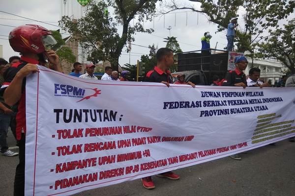 Demonstrasi massa FSPMI di depan kantor Gubernur Sumut, Selasa (8/8/2017)./JIBI - Yoseph Pencawan