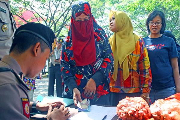 Ilustrasi- Warga antre untuk mendapatkan sembako murah yang dijual dalam operasi pasar, di Bintaro, Tangerang Selatan, Banten, Kamis (8/6)./Antara 
