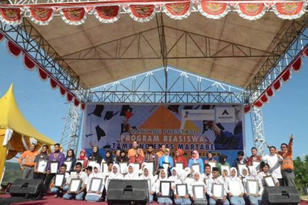 Manajemen PT Agincourt Resources menyerahkan beasiswa Martabe Prestasi 2017 berkelanjutan kepada 40 orang siswa dan mahasiswa./JIBI - Istimewa