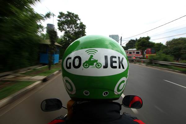 Pengemudi ojek berbasis online mengantar penumpang di kawasan Palmerah, Jakarta, Jumat (18/12). /Antara