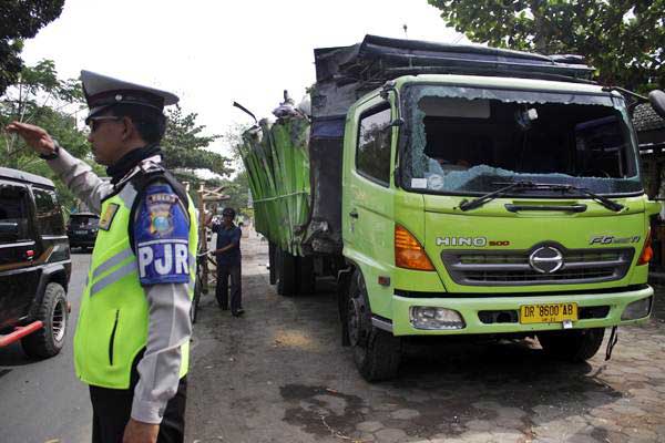  Bantu Korban Kecelakaan, Petugas Tol Tewas Tertabrak Truk