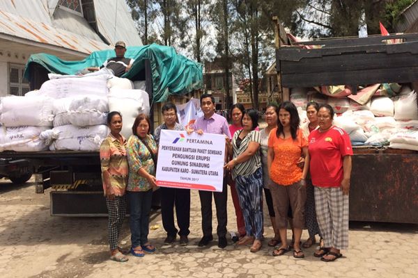  Pertamina MOR I Salurkan Bantuan ke Pengungsi Sinabung