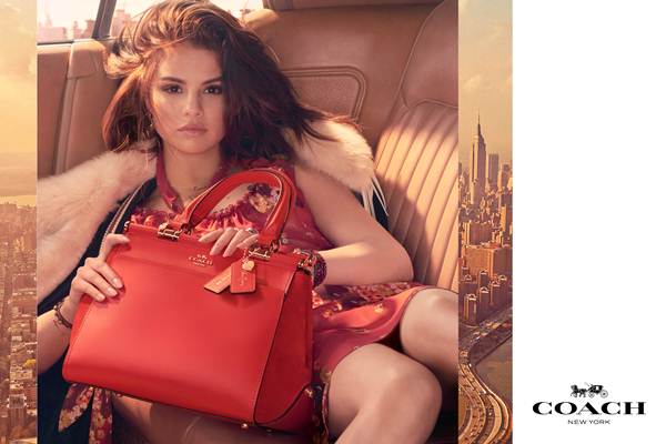  Digandeng Coach, Selena Gomez Jadi Desainer Tas