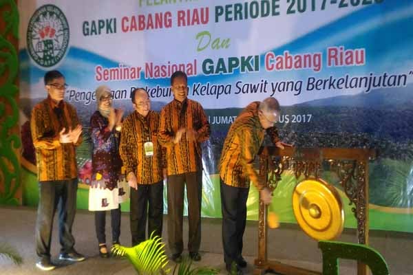  Gubernur Riau Minta Gapki Komitmen Lawan Karhutla